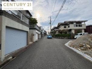 交通量が穏やかな前面道路
安心して暮らせる環境が整っています 前面道路含む現地写真