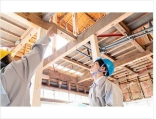 【中間検査】工事が完了すると壁や天井で覆われてしまい目視確認が難しくなる部分を対象に実施されます。法基準に適合した時点で「中間検査合格証」が交付されます。