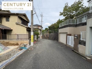 「余裕ある前道がもたらす、暮らしの格と快適性。静穏な時間がここにあります。」 前面道路含む現地写真